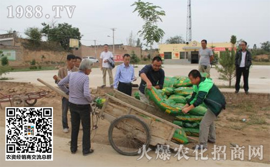 广西供电局为帮扶村送化肥，助力脱贫